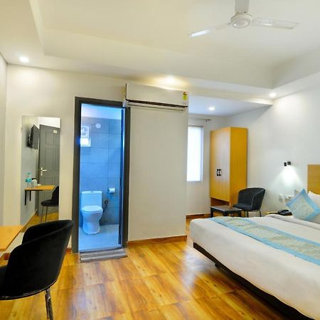The Red York Hotel Ghaziabad Bagian luar foto