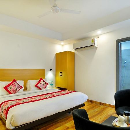 The Red York Hotel Ghaziabad Bagian luar foto