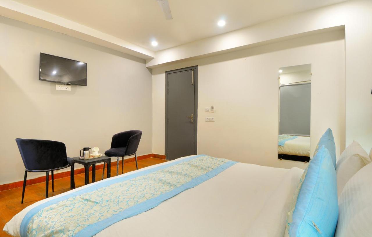 The Red York Hotel Ghaziabad Bagian luar foto