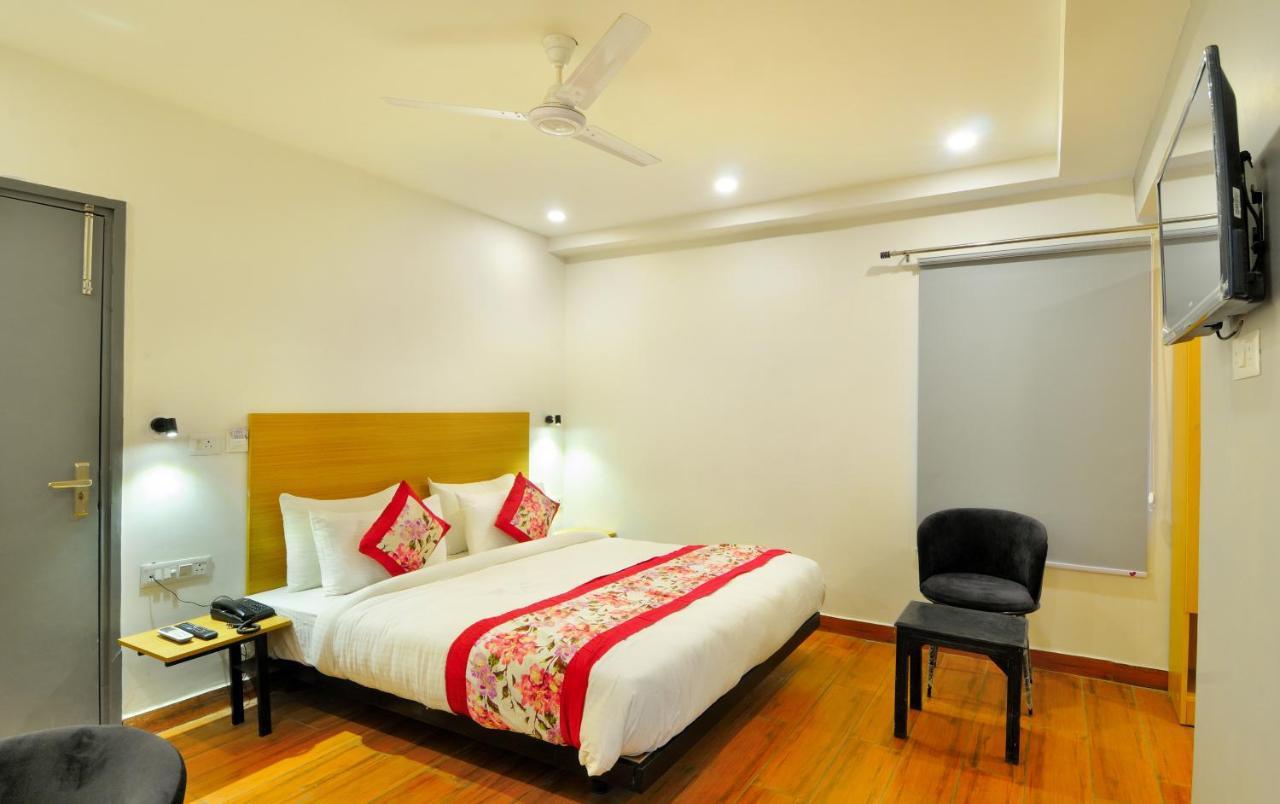 The Red York Hotel Ghaziabad Bagian luar foto