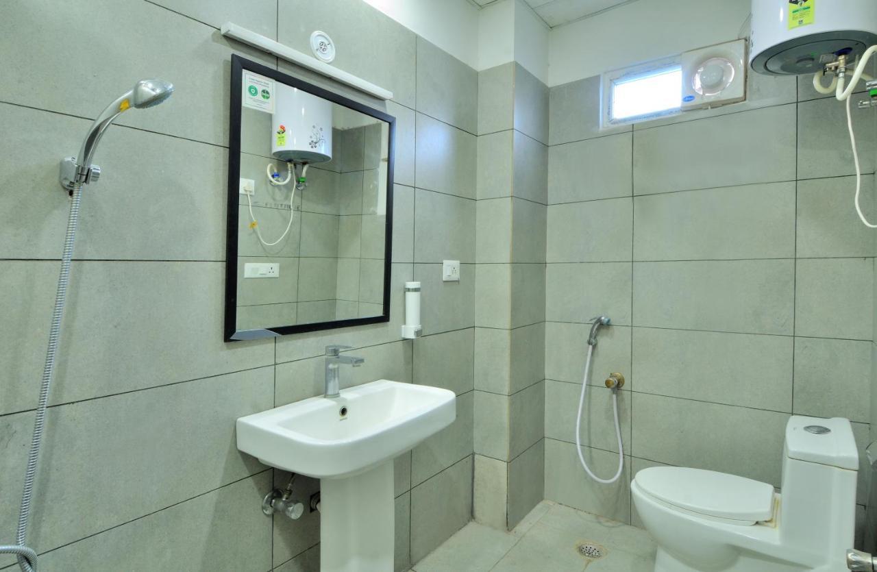 The Red York Hotel Ghaziabad Bagian luar foto