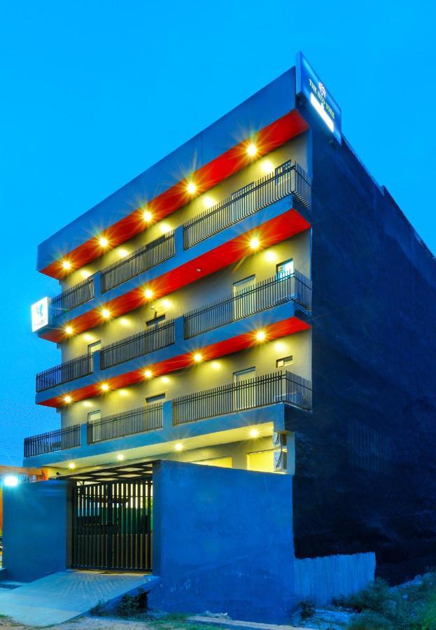 The Red York Hotel Ghaziabad Bagian luar foto