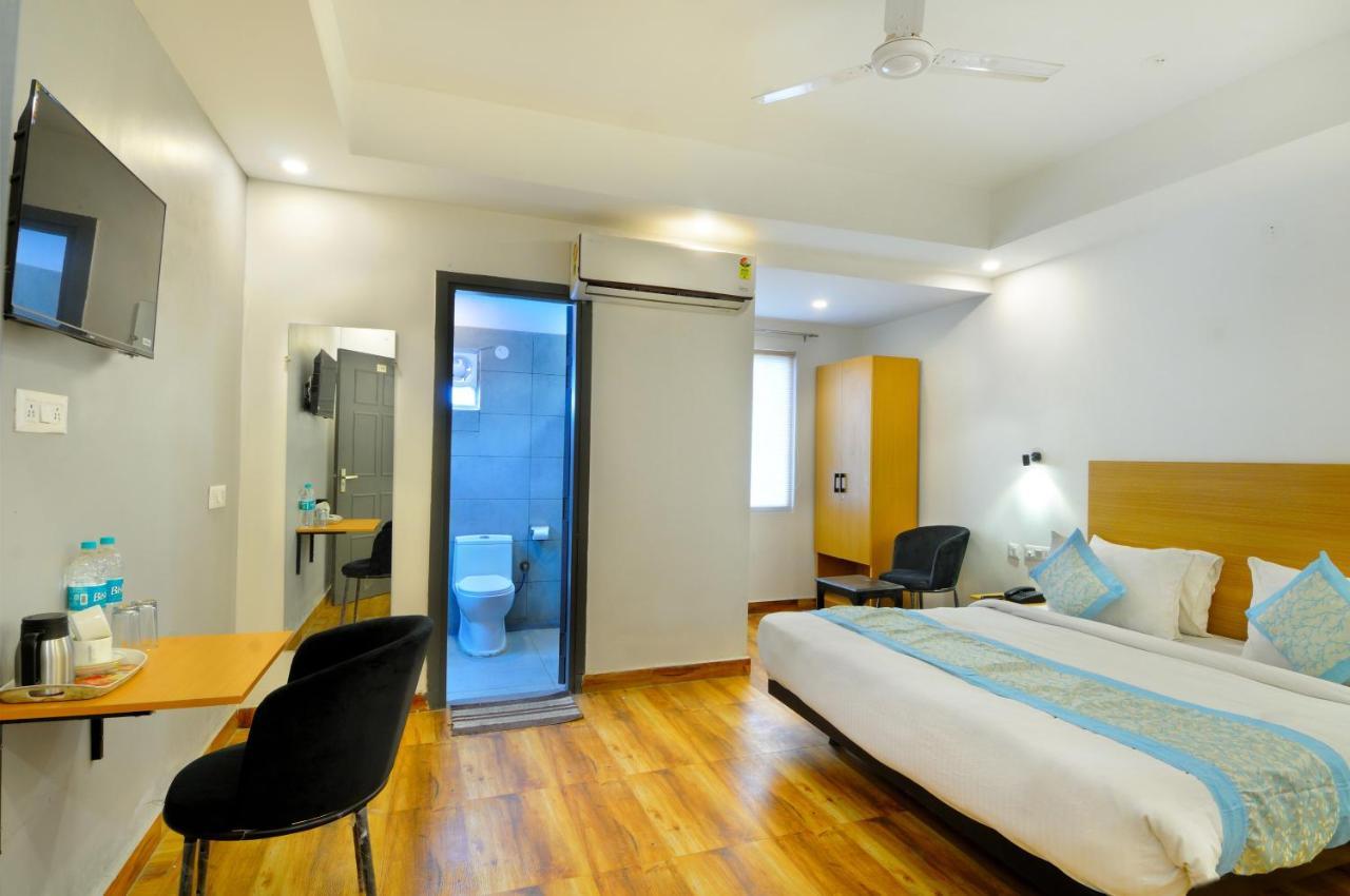 The Red York Hotel Ghaziabad Bagian luar foto