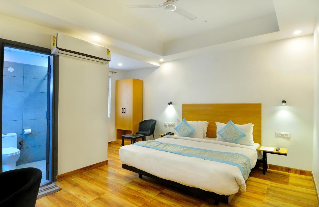 The Red York Hotel Ghaziabad Bagian luar foto