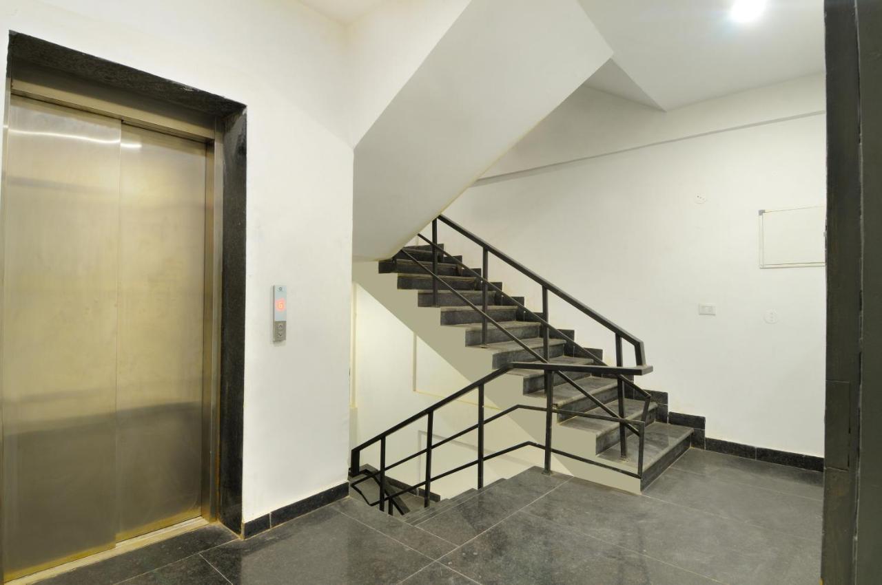 The Red York Hotel Ghaziabad Bagian luar foto