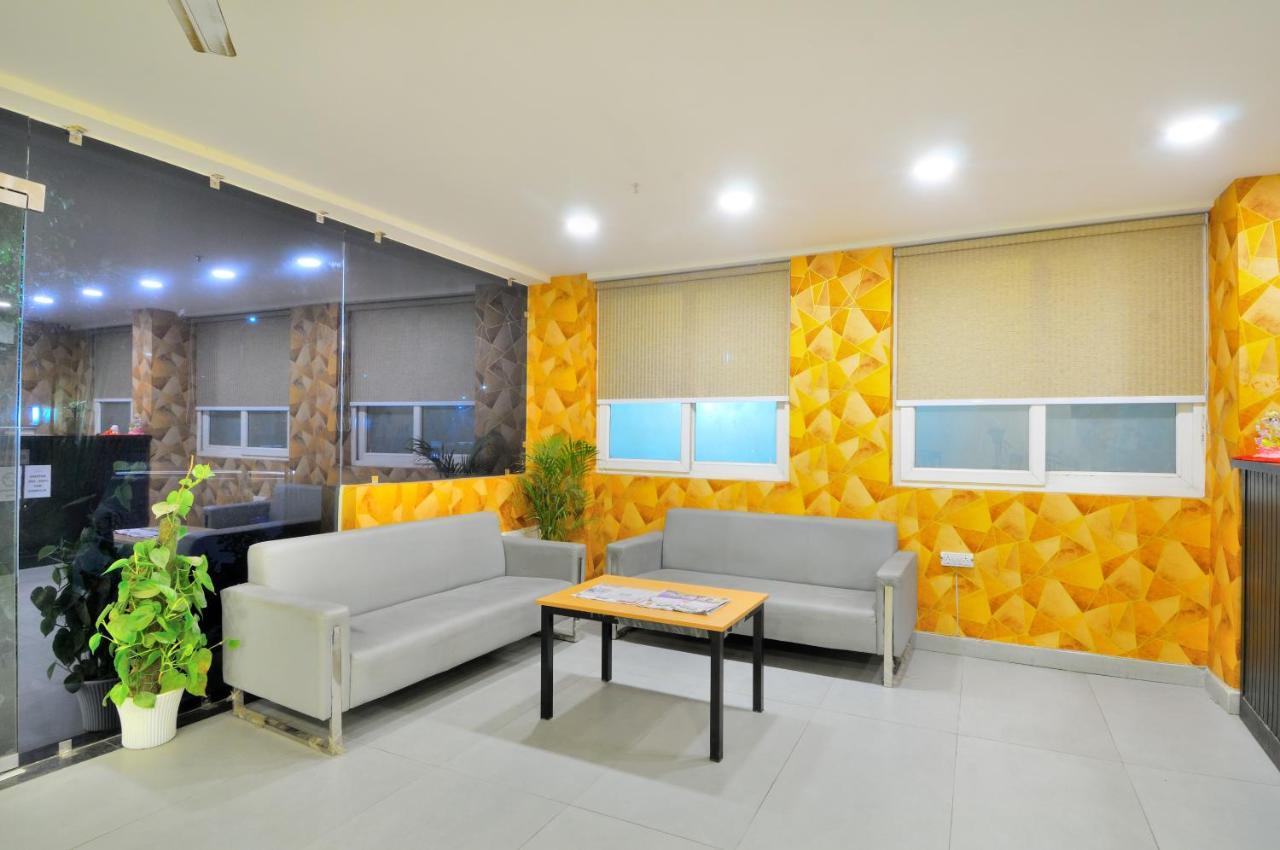 The Red York Hotel Ghaziabad Bagian luar foto
