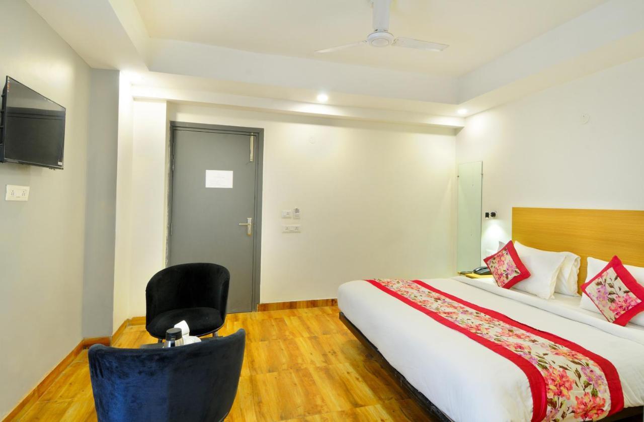 The Red York Hotel Ghaziabad Bagian luar foto
