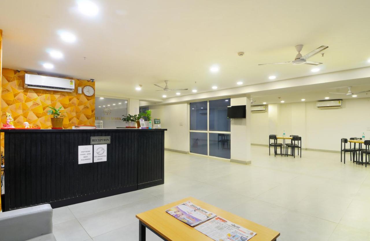 The Red York Hotel Ghaziabad Bagian luar foto