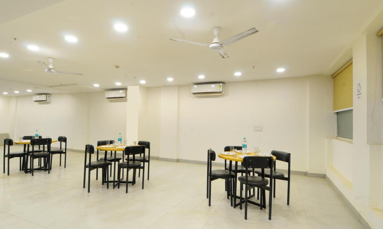 The Red York Hotel Ghaziabad Bagian luar foto