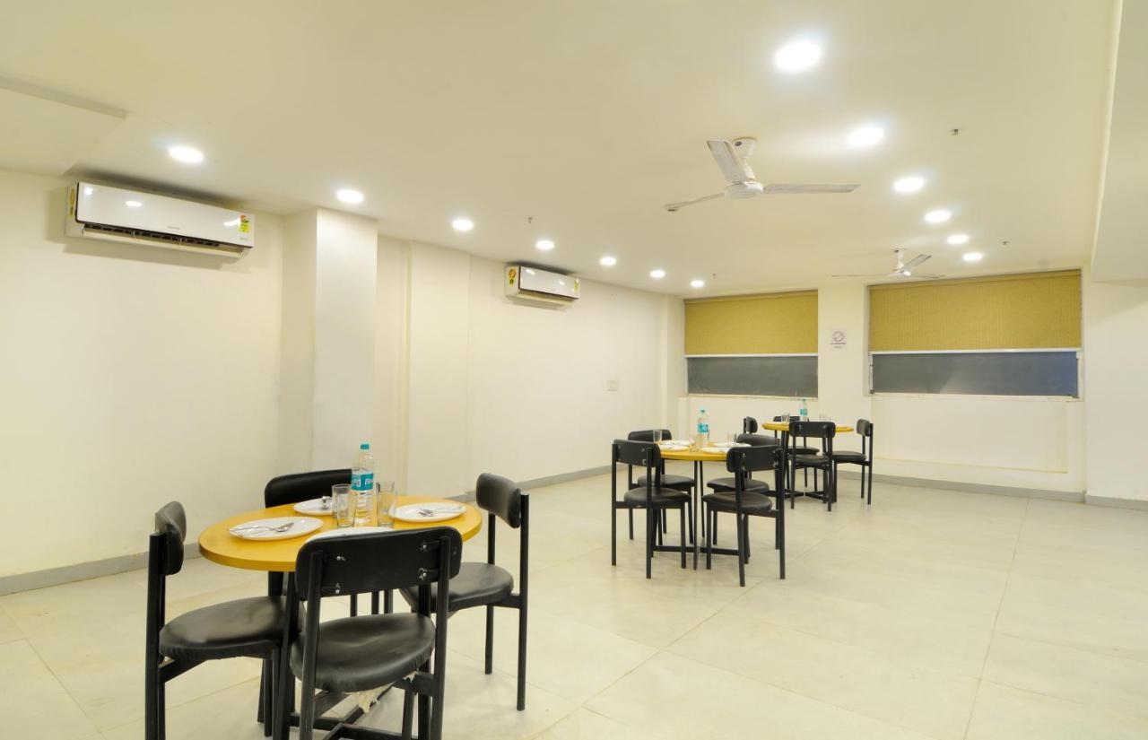 The Red York Hotel Ghaziabad Bagian luar foto
