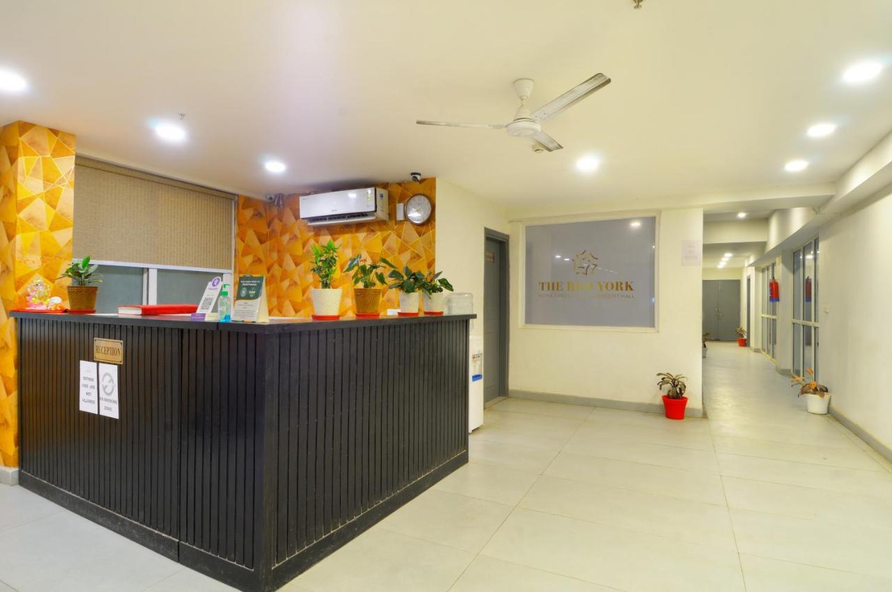 The Red York Hotel Ghaziabad Bagian luar foto