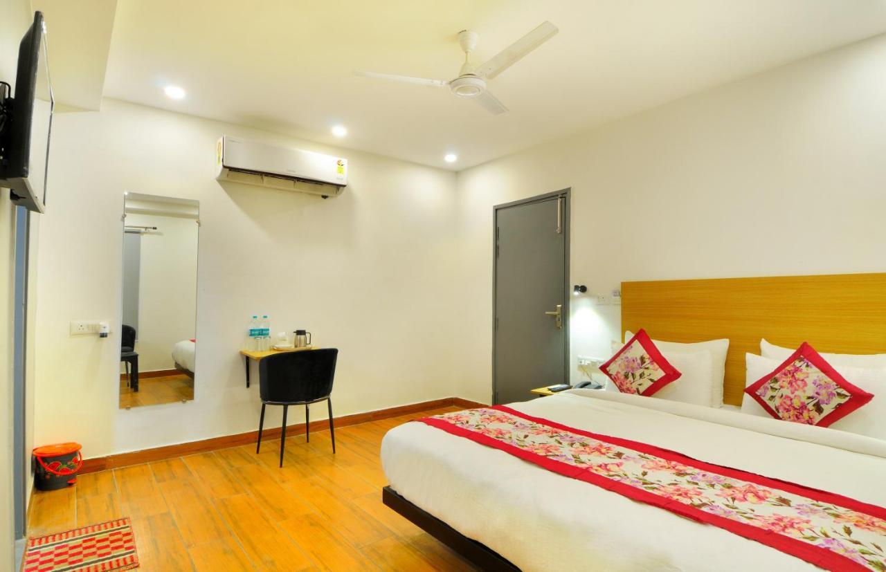 The Red York Hotel Ghaziabad Bagian luar foto