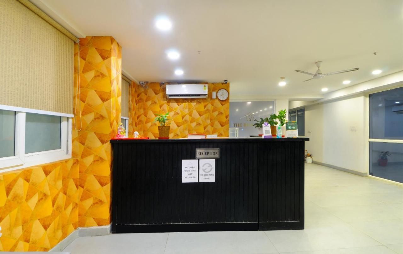 The Red York Hotel Ghaziabad Bagian luar foto
