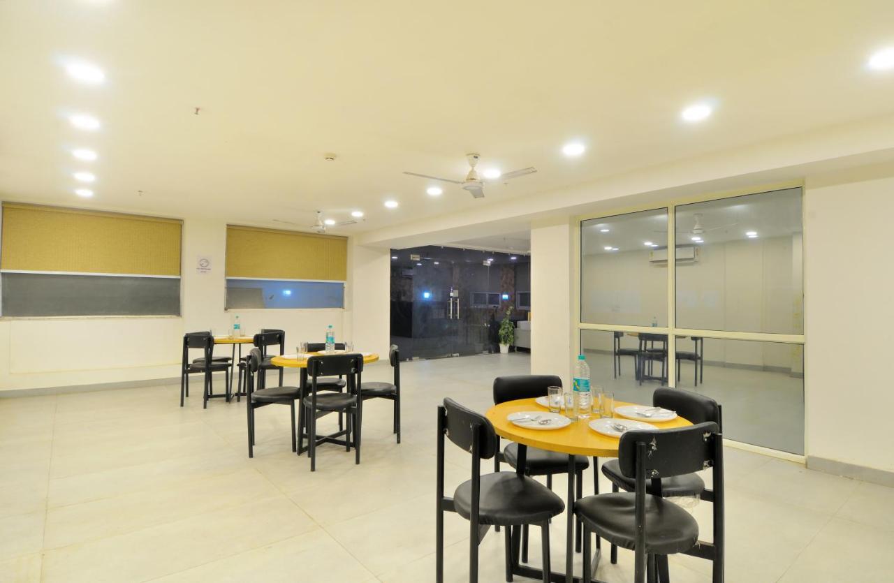 The Red York Hotel Ghaziabad Bagian luar foto